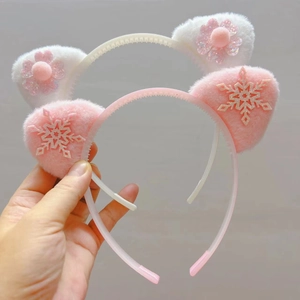 Détail de serre-têtes oreilles de chat en peluche avec motifs cerisiers et flocons