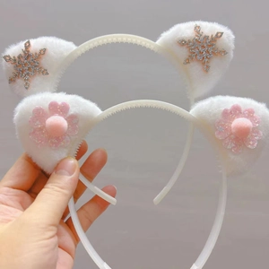 Détail de serre-tête oreilles de chat en peluche avec flocon pailleté et base antidérapante