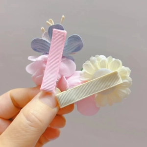 Detailopname van handgemaakte bloemen haarspelden met satijnen lint voor meisjes en kids