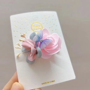Handgemaakte roze bloem haarclip voor meisjes met een paarse vlinder op een kaart