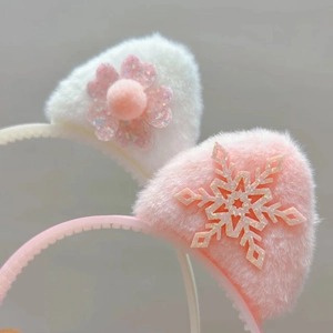 Gros plan de serre-têtes oreilles de chat en peluche avec fleurs pailletées et dents
