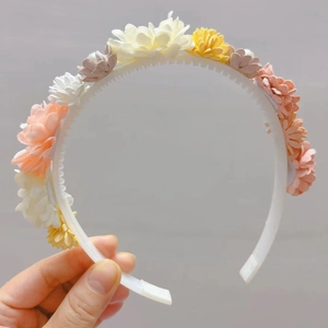 Détail du serre-tête floral avec fleurs en tissu colorées et dents antidérapantes