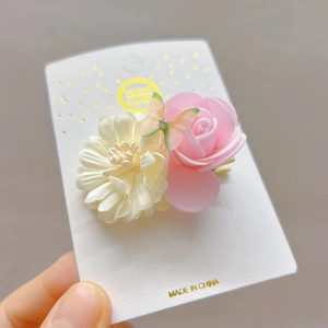 Handgemaakte bloemen haarclip met roze rozen, camelia en strass vlinder voor meisjes