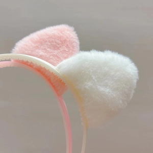 Gros plan sur les serre-têtes oreilles de chat avec dents antidérapantes et fausse fourrure
