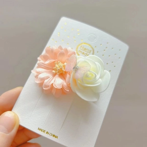 Handgemaakte bloemen haarspeldjes voor meisjes met roze madeliefje en witte roos