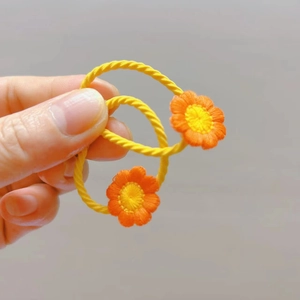 Lot de deux élastiques à cheveux jaunes avec fleurs de marguerite tricotées orange