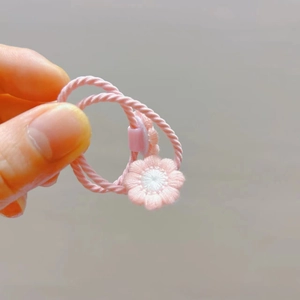 Élastique à cheveux rose pour filles avec petite fleur brodée et cordelette tressée
