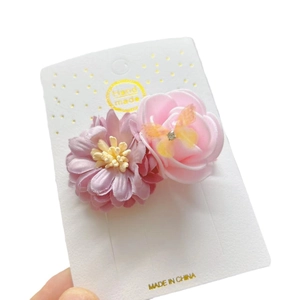 Handgemaakte haarclip met roze roos en paarse madeliefje met vlinder en strass steentjes