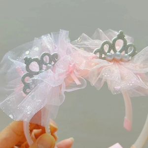 Detail von rosa Spitzenblumen-Kronenstirnband mit rutschfesten Zähnen für Mädchen