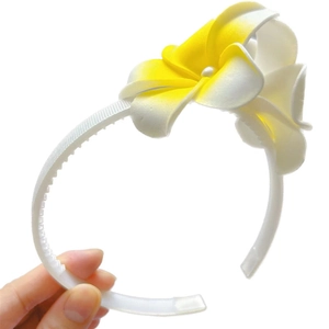 Serre-tête floral avec dents antidérapantes blanches et fleurs de frangipanier à perles
