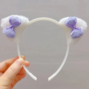 Détail du serre-tête oreilles de chat en peluche blanche avec nœuds violets antidérapants