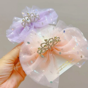 Dettaglio di elastici per capelli in mesh glitter con corone di strass per bambine