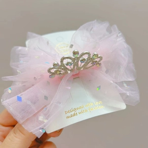 Dettaglio del cerchietto in tulle rosa con corona di strass argentati per bambina