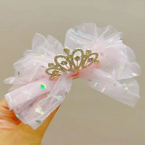 Dettaglio del cerchietto con fiocco in rete rosa, corona d'argento scintillante e glitter per bambine