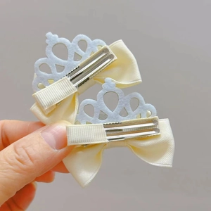 Détail des pinces crocodile et de la structure arrière des barrettes couronne pour filles