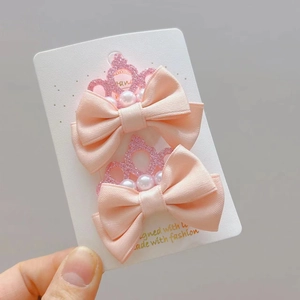 Barrettes à nœuds roses avec couronne de paillettes et perles pour filles sur carte