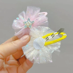 Dettaglio di fermagli per capelli a fiori rosa in rete con perle e chiusura a scatto