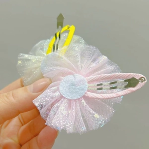 Dettaglio dei fermagli per capelli con fiori in tulle, paillettes e clip antiscivolo BB
