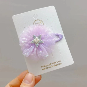 Fermaglio per capelli a fiore in tulle viola con perla e stella su cartoncino