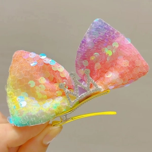 Detailansicht der Mädchen Glitzerschleife Haarspange mit Silberkrone und Strass