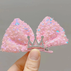 Detailansicht einer rosa Pailletten-Haarspange mit silberner Krone und Metallclip für Kinder