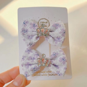 Paire de barrettes à fleurs mauves avec strass couronne pour filles sur support