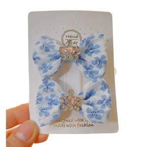 Barrettes à nœuds fleuris avec couronne en strass argentée sur carte blanche