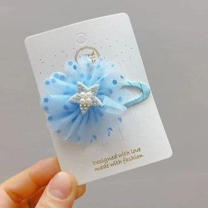 Dettaglio del fermaglio per capelli a fiore in pizzo blu con stella di perle e strass