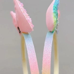 Detail van de zeemeermin haarband met roze lovertjes en glitterende textuur