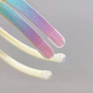Macro-opname van de uiteinden van de haarband met siliconen tips voor extra comfort