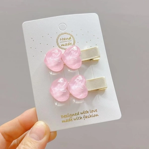 Fermagli per capelli bambini con cuore in resina rosa su clip in tessuto crema