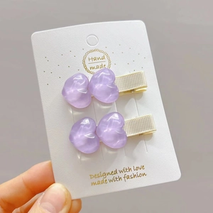 Due fermagli per capelli a cuore viola con trama marmorizzata su clip beige chic