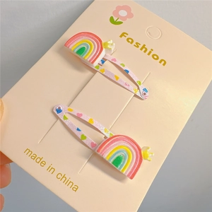 Set di due fermagli per capelli arcobaleno in resina con corone e motivi a cuore rosa