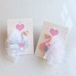 Fermagli per capelli a cigno scintillante con ali in tulle bianco e corone dorate
