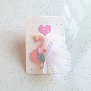 Fermaglio per capelli a cigno rosa con corona dorata e tulle bianco su carta