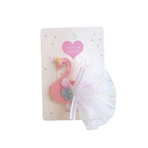Fermaglio cigno rosa con corona dorata, tulle bianco e cuore blu per bambine