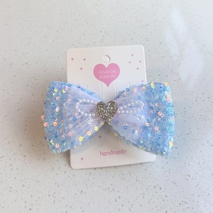Barrette nœud bleu clair pailleté avec perles et cœur argenté pour filles élégantes