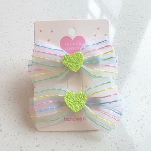 Regenbogen gestreifte Haarspangen mit neongrünen Glitzerherzen für kleine Mädchen