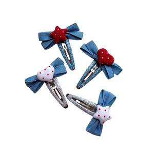 Lot de quatre barrettes en jean bleu avec motifs de cœurs et d'étoiles à pois colorés