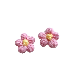 Paar handgefertigte rosa Häkelblumen-Haarspangen mit gelber Mitte für Mädchen und Kinder