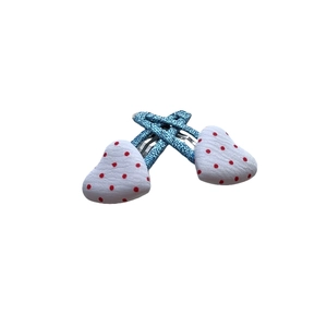 Détail de barrettes BB en tissu bleu texturé avec des cœurs à pois rouges