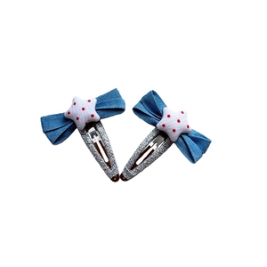 Détail de barrettes à cheveux en jean avec motif d'étoiles à pois pour filles