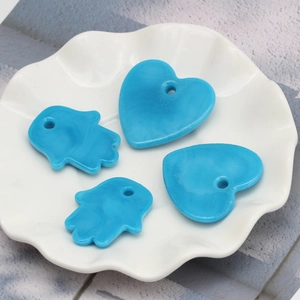 Blauwe marmeren Hamsa Hand en hart evil eye hangers in wit keramisch bord voor DIY-sieraden