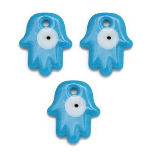 Detailopname van hemelblauwe Hamsa Hand glazen hangers met Evil Eye motief voor DIY sieraden