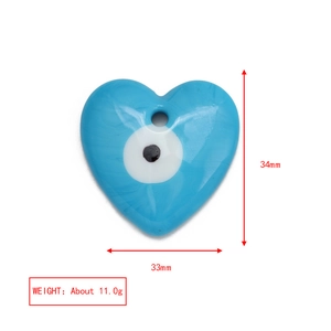 Detail van de hemelblauwe hartvormige Evil Eye hanger met afmetingen 33 mm bij 34 mm
