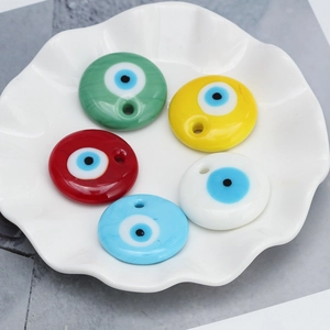 Detail van kleurrijke glazen Evil Eye kralen voor DIY sieraden in een keramische schaal