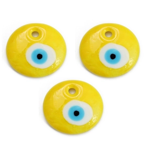 Drie gele boze oog bedeltjes van glas voor DIY sieraden op een witte achtergrond