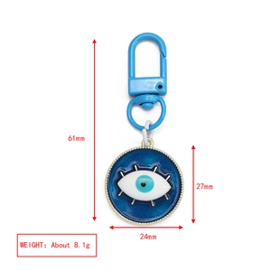 Vista dettagliata del portachiavi blu Evil Eye con dimensioni e informazioni sul peso