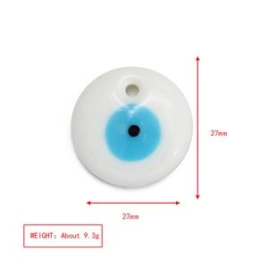 Macro detail van een 27mm keramische Evil Eye hanger met nauwkeurige afmetingen