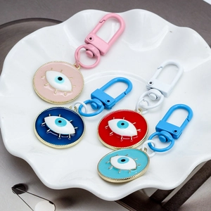 Dettaglio di portachiavi Evil Eye colorati con chiusura a moschettone in un piatto